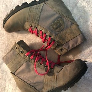Sorel wedge Lexie boots grey worn twice. Size 8